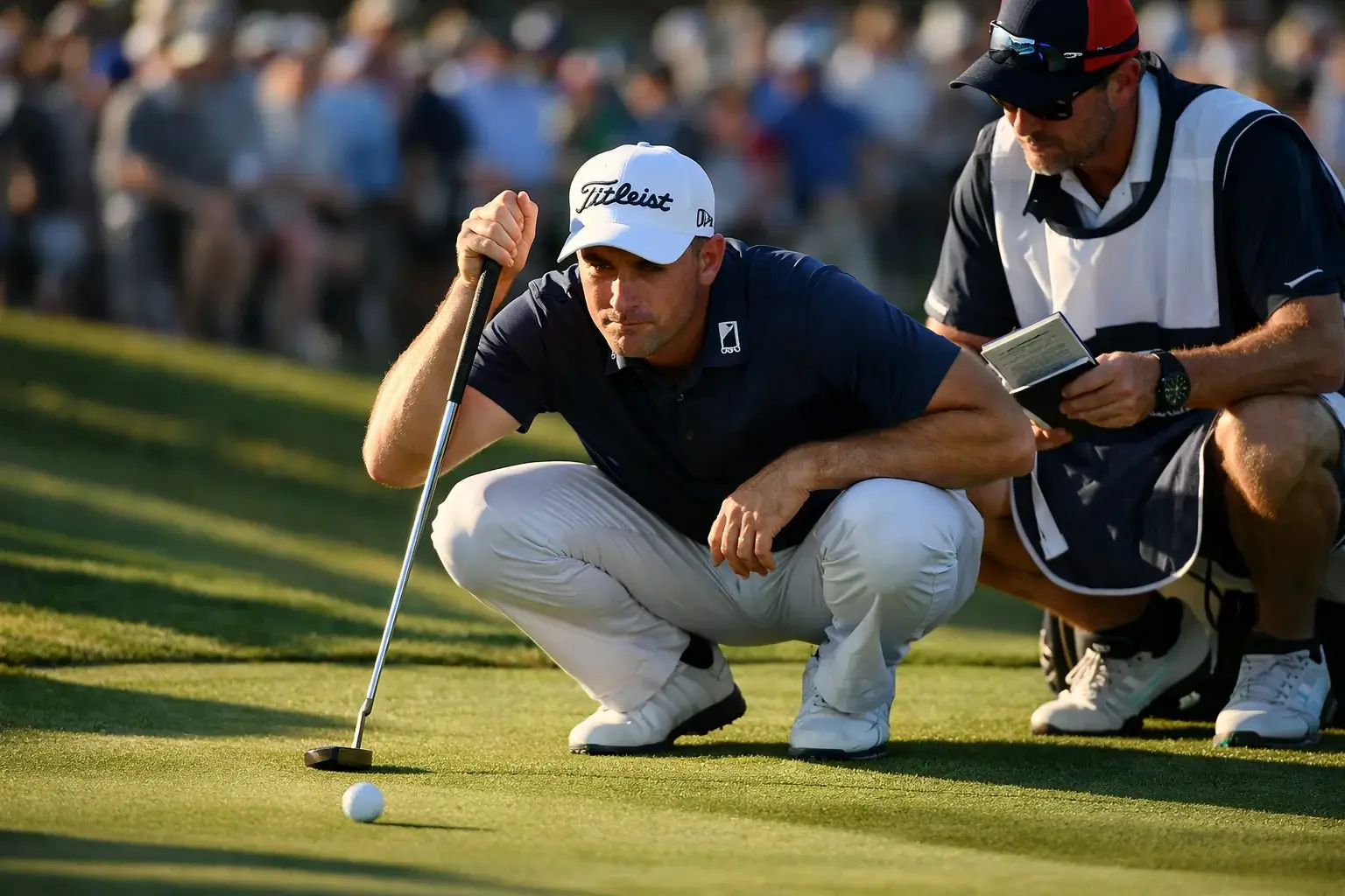 Golfista estudiando el green antes de un putt importante en competición