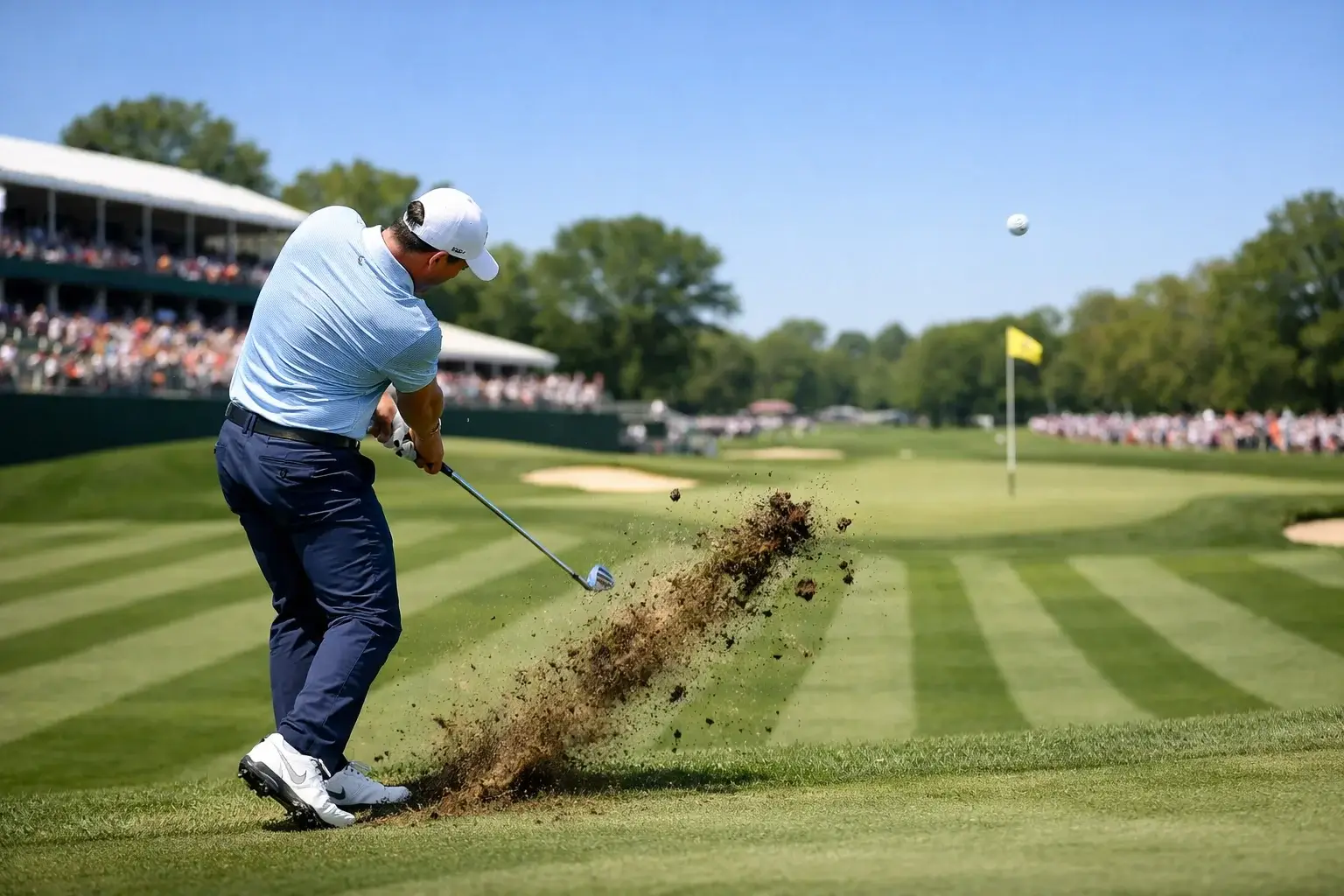 Golfista profesional ejecutando approach en un campo del PGA Championship